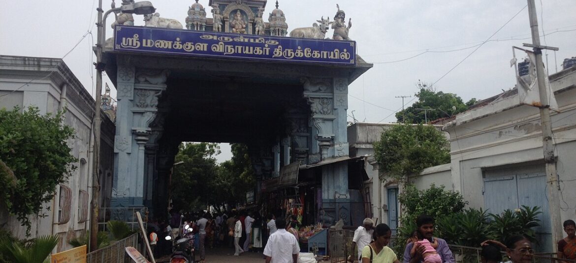 Manakula_vinayagar_temple_north_entrance